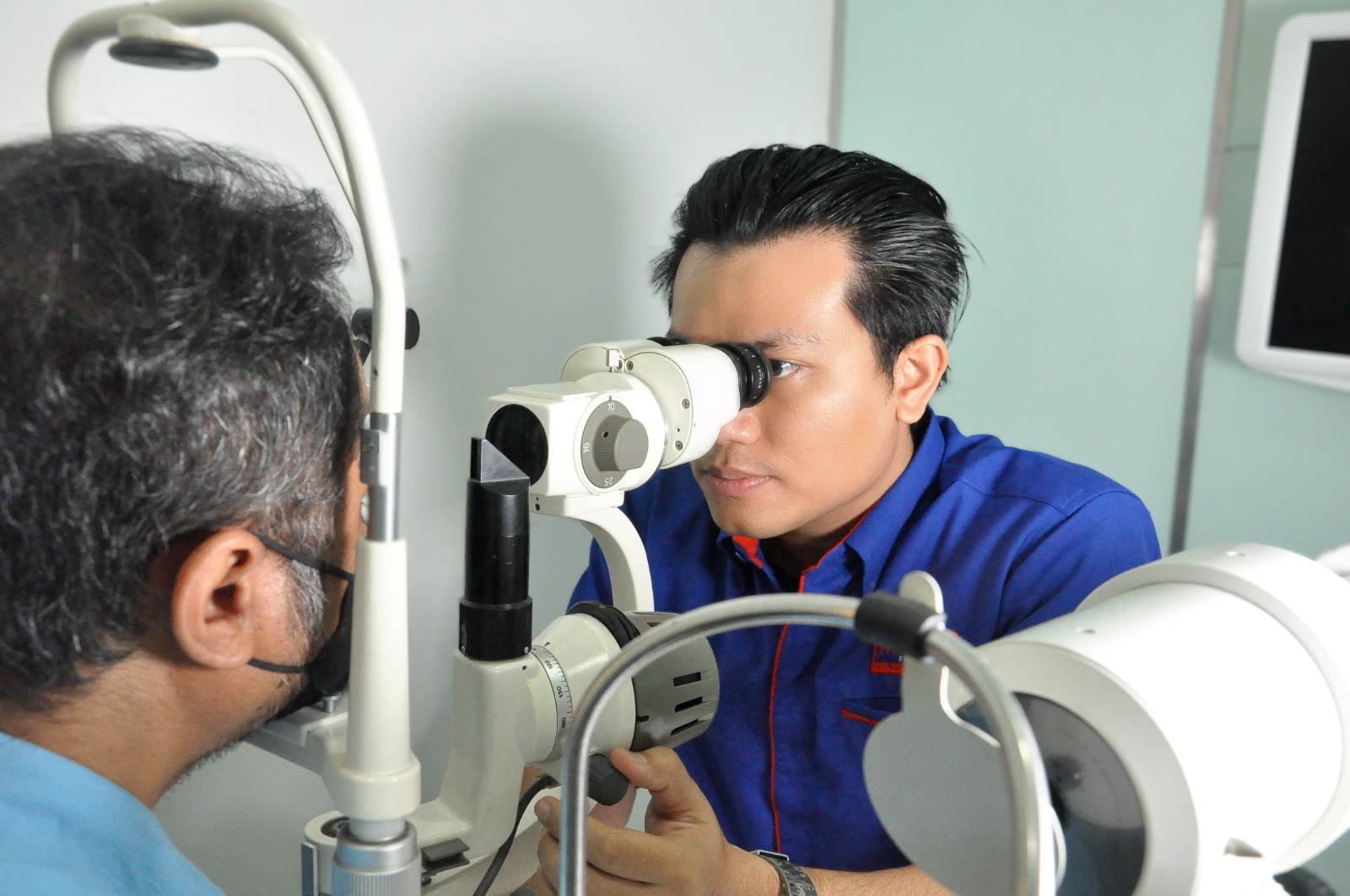 External eye examination at the slit lamp